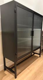 CASA metalen kast met ribbelglas – industrieel, Huis en Inrichting, Kasten | Vitrinekasten, Ophalen, Gebruikt, 100 tot 150 cm