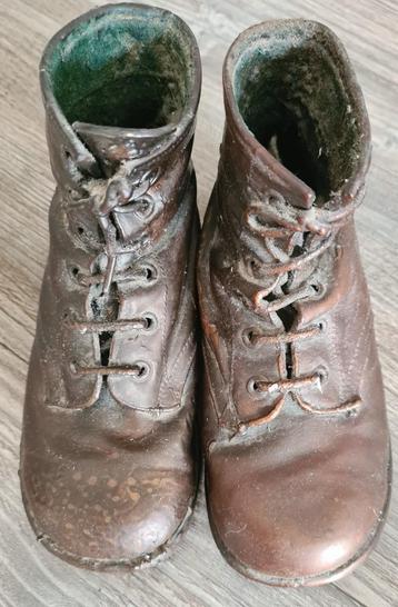BROCANTE PAAR VERBRONSDE KINDERSCHOENEN  beschikbaar voor biedingen