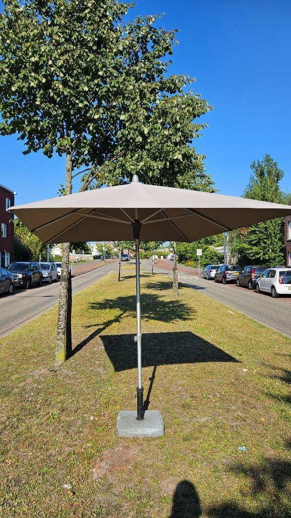 Lichtgroengrijze parasol incl. passende voet, Tuin en Terras, Parasols, Gebruikt, Stokparasol, 2 tot 3 meter, Kantelbaar, Verstelbaar