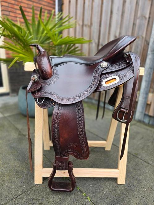 Mooi Freemax boomloos Westernzadel Buffel Short 17 inch, Dieren en Toebehoren, Paarden en Pony's | Zadels, Gebruikt, Western, Ophalen