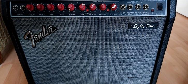 Combinatie Fender Squier + versterker Fender 85, Muziek en Instrumenten, Snaarinstrumenten | Gitaren | Elektrisch, Zo goed als nieuw