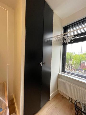 Hoge zwarte deur met vouw beschikbaar voor biedingen