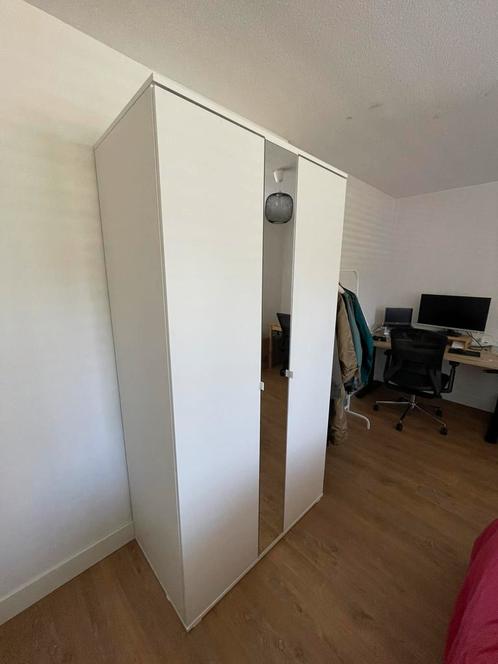 White IKEA Wardrobe /kledingkast (105x57x200 cm), Huis en Inrichting, Kasten | Kledingkasten, Zo goed als nieuw, 150 tot 200 cm