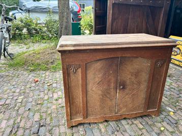 Antiek kastje. Opknapper beschikbaar voor biedingen