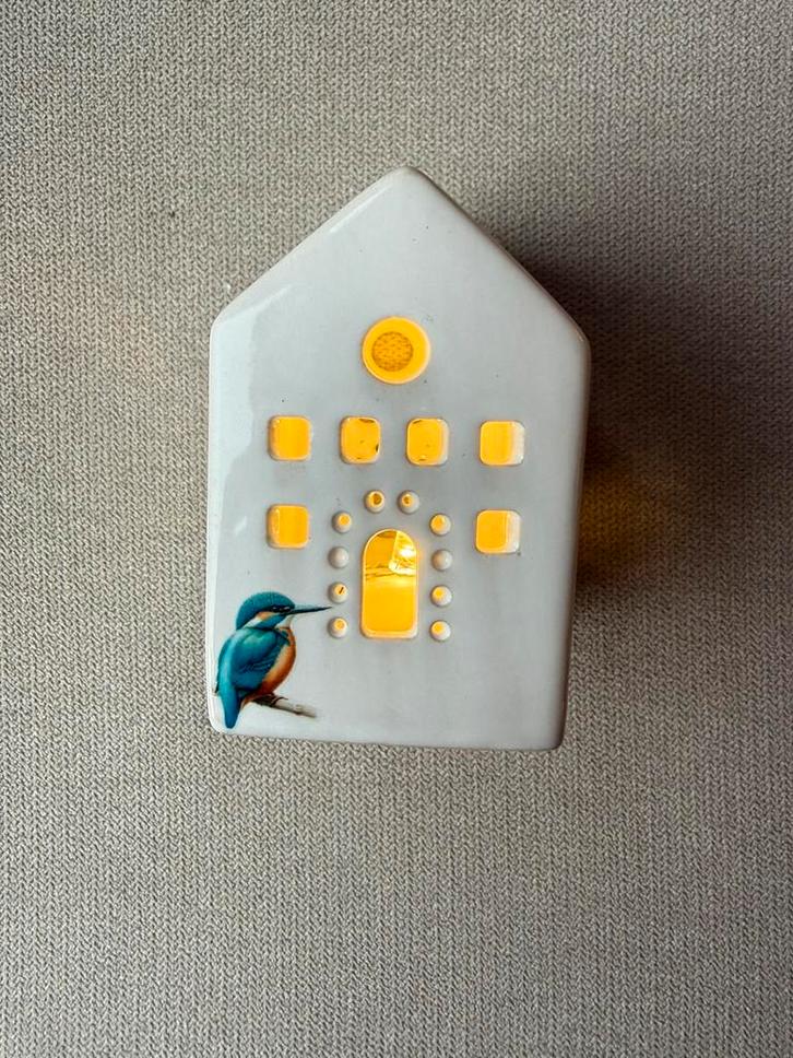 Nieuw verlicht keramieken huisje met ijsvogel op tak, Huis en Inrichting, Lampen | Overige, Nieuw, Ophalen of Verzenden