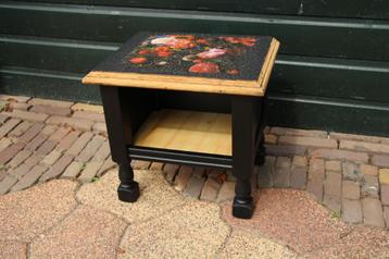 Zwart houten bijzettafel met bloemenprint & goudaccenten beschikbaar voor biedingen
