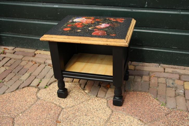 Zwart houten bijzettafel met bloemenprint & goudaccenten, Huis en Inrichting, Tafels | Bijzettafels, Nieuw, Rond, 45 tot 60 cm