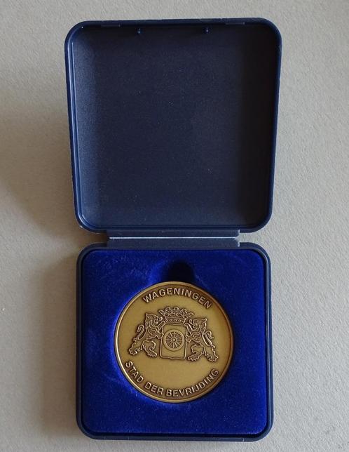 Penning Wageningen Capitulatie-onderhandelingen 1945-2001, Postzegels en Munten, Penningen en Medailles, Brons, Nederland, Ophalen of Verzenden