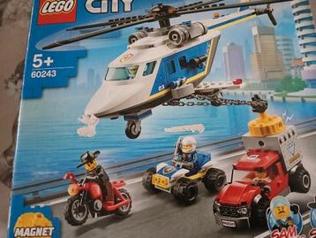 LEGO City 60243 Politie Helikopter Achtervolging beschikbaar voor biedingen