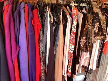 Dames kleding en wat herenkleding. Veel merk.ong. 350 stuks beschikbaar voor biedingen