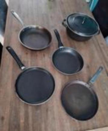 Koekenpannen, pannenkoekpannen en braadpan beschikbaar voor biedingen
