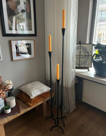 Grote zware metalen kandelaars beschikbaar voor biedingen