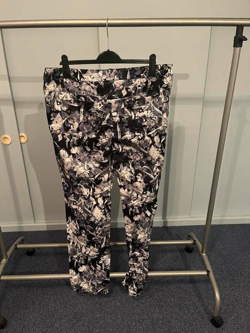 Super Mooie Bloemenbroek maat 44 Gerry Weber Te Koop!, Kleding | Dames, Broeken en Pantalons, Zo goed als nieuw, Maat 42/44 (L)