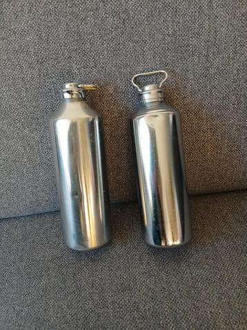 2 rvs kruiken  beschikbaar voor biedingen