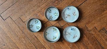 Set van 5 vintage porseleinen onderzetters met metalen rand  beschikbaar voor biedingen