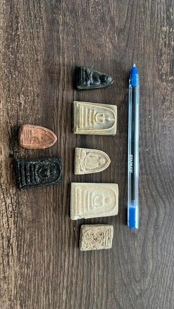 Boeddhistische amuletten aangeboden  Boeddha