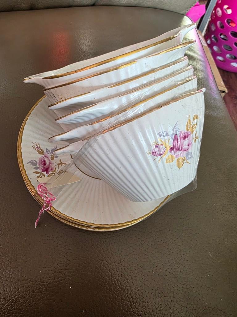 6 Brocante soepkommen met bijpassende schotels, Ophalen of Verzenden, Zo goed als nieuw, Porselein, Kop en/of schotel