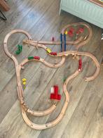Houten treinbaan met veel accesoires, Kinderen en Baby's, Speelgoed | Houten speelgoed, Ophalen, Zo goed als nieuw