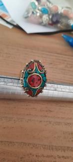 Oude Tibetaanse ring met turquoise/koraal. Maat 18,5.