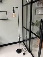 2 stuks zwarte vloerlampen 1.46 m hoog, Ophalen of Verzenden, Zo goed als nieuw