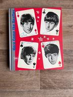 Boek Here comes The Beatles + poster!, Artiest, Ophalen of Verzenden, Zo goed als nieuw