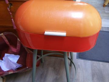 Rood oranje vintage broodtrommel Bolle deksel in goede staat beschikbaar voor biedingen