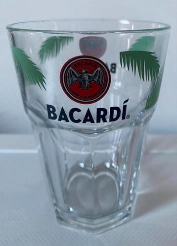 Groot BACARDI rum glas met verzwaarde voet. Hoogte 12 cm. beschikbaar voor biedingen