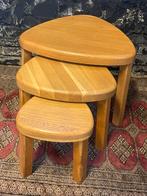 Set vintage 80’s eiken bijzettafels driehoek nesting tables, Gebruikt, Vintage jaren tachtig eighties bijzettafels nesting tables