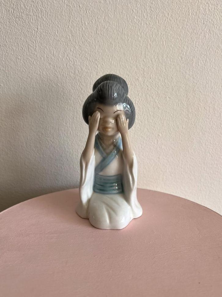 vintage porseleinen beeldje van Mirete Bone China., Verzamelen, Beelden en Beeldjes, Zo goed als nieuw, Mens, Ophalen