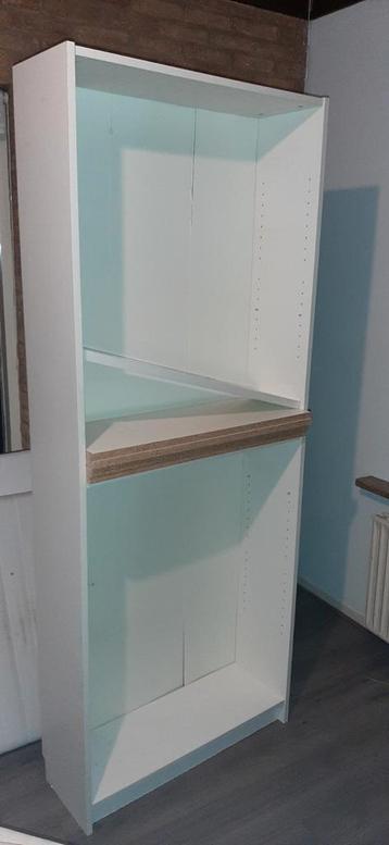 Ikea boekenkast.  GRATIS. 5 planken beschikbaar voor biedingen