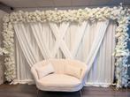 Backdrop satin flower te huur met bruidsbank, Hobby en Vrije tijd, Feestartikelen | Verhuur, Ophalen of Verzenden, Nieuw, Geboorte of Huwelijk