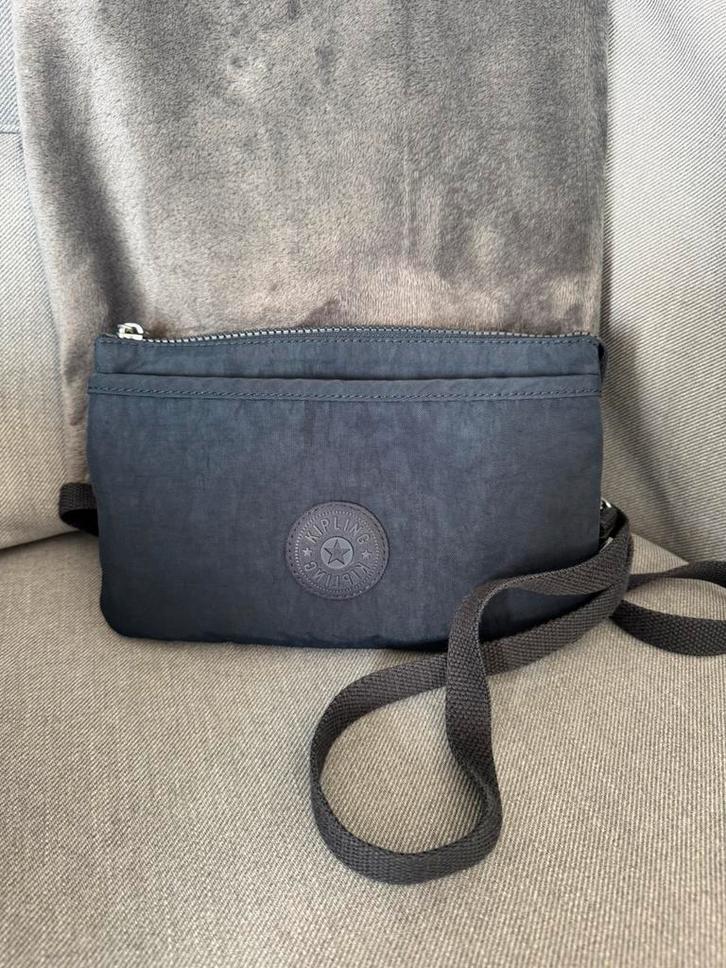 Kipling Portemonneetas Riri Donkerblauw, Zo Goed Als Nieuw!, Sieraden, Tassen en Uiterlijk, Tassen | Damestassen, Zo goed als nieuw