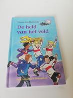 Vivian den Hollander - De held van het veld, Boeken, Ophalen of Verzenden, Zo goed als nieuw, Vivian den Hollander