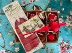 Kerstballen rood vintage met piek, antieke kaart en lametta, Diversen, Ophalen of Verzenden