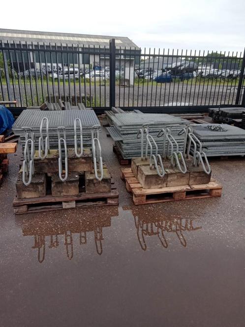 Fietsbeugels met betonvoet, Tuin en Terras, Tuinhekken en Hekwerk, Gebruikt, IJzer, Ophalen