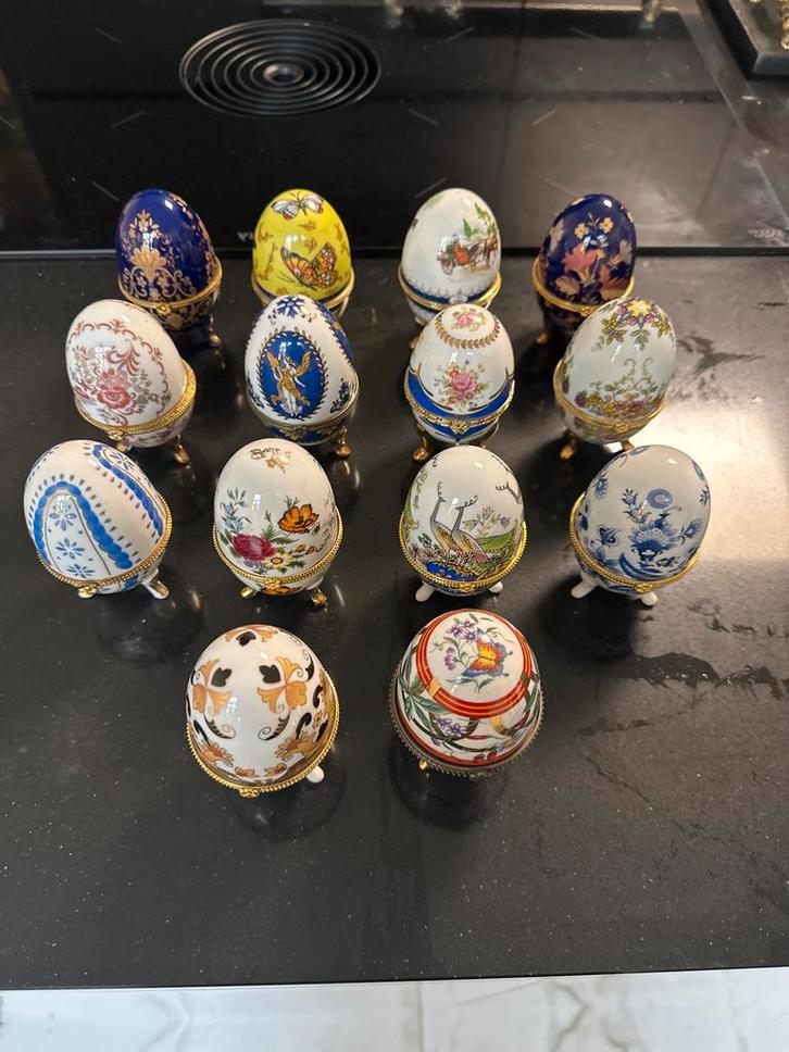 Verzameling van 12 Porseleinen Ei-Sieraden Doosjes, Antiek en Kunst, Antiek | Porselein, Ophalen of Verzenden