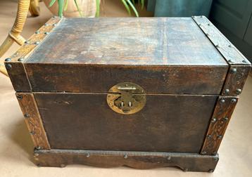 Fraaie oude kist, gevoerd, Azië beschikbaar voor biedingen