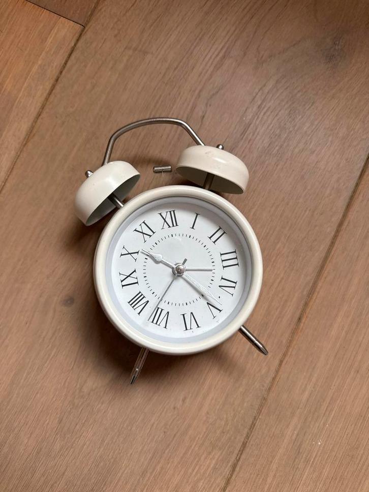 Wekker retro stijl wit met Romeinse cijfers, Sieraden, Tassen en Uiterlijk, Horloges | Dames, Nieuw, Overige merken, Ophalen of Verzenden