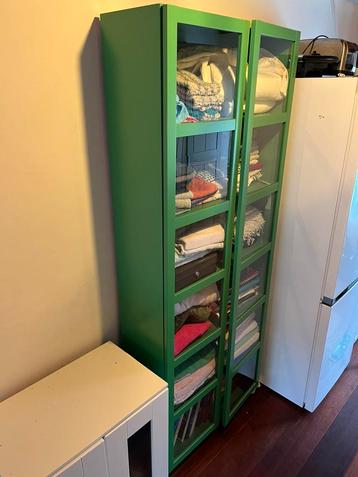 Groene Ikea smalle kast met mooie open deuren beschikbaar voor biedingen