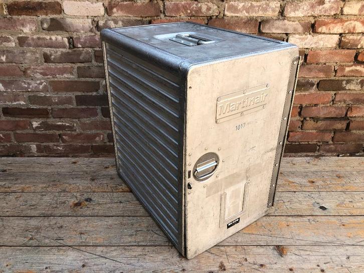 Vintage aluminium vliegtuigkist van Martinair met twee lades, Huis en Inrichting, Woonaccessoires | Kisten, Gebruikt, Minder dan 50 cm