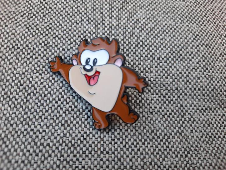 1 pin van baby Tasmanian Devil uit de Looney tunes te koop, Verzamelen, Speldjes, Pins en Buttons, Nieuw, Speldje of Pin, Overige onderwerpen
