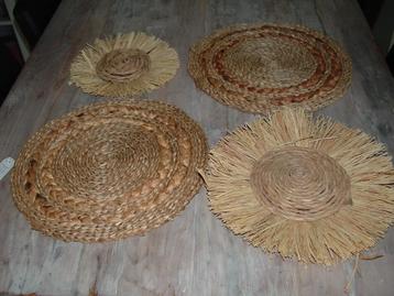 2 rotan placemats 38 cm + 2 raffia wanddecoratie  beschikbaar voor biedingen