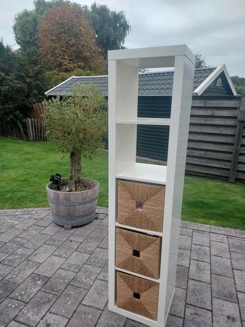 Witte Kast met Manden beschikbaar voor biedingen