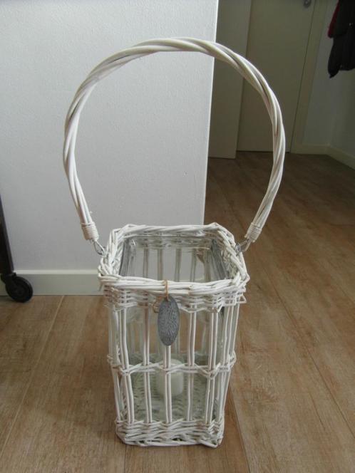 Windlicht wit rotan, Huis en Inrichting, Woonaccessoires | Kandelaars en Kaarsen, Gebruikt, Kandelaar, 25 tot 50 cm, Wit, Ophalen of Verzenden