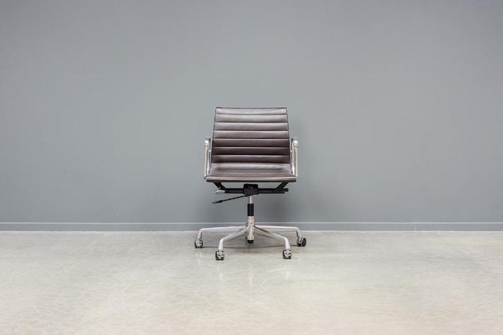 Eames EA117 office chair, 1x, Huis en Inrichting, Bureaustoelen, Bruin, Ophalen of Verzenden