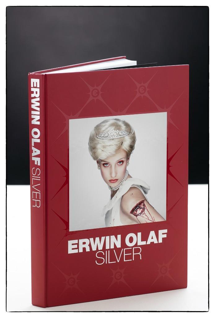Erwin Olaf Silver eerste druk GESIGNEERD 2003 100% NIEUW!, Boeken, Kunst en Cultuur | Fotografie en Design, Nieuw, Fotografen