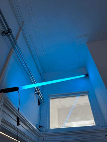 Blauwe lamp beschikbaar voor biedingen