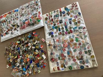 2 speldjes albums vol met speldjes en 479 losse speldjes beschikbaar voor biedingen