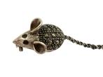 Zilveren muis broche met markasiet en granaat, Ophalen of Verzenden, Gebruikt, Zilver, Overige merken