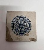 Mooi vintage oud antiek tegeltje wit blauw ‘gebloemd’, Ophalen of Verzenden